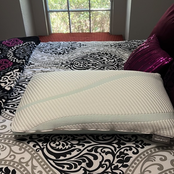 Tempur-pedic queen size TEMPUR-AdaptPro+ cooling pillow - Picture 5 of 5